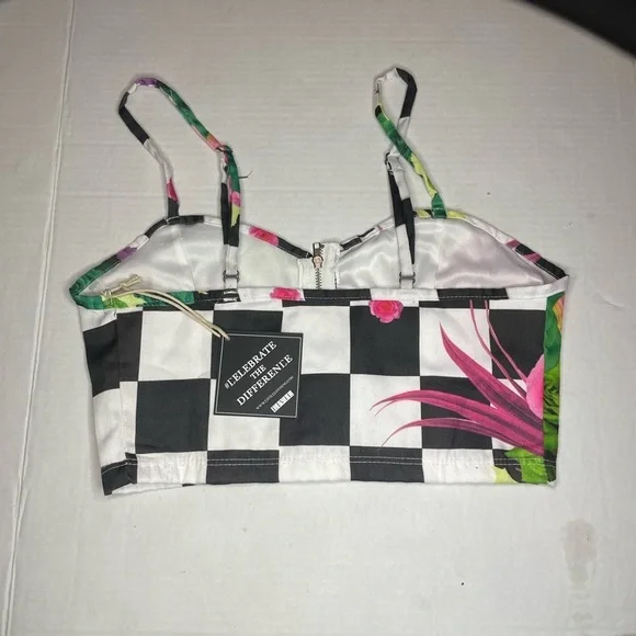 Black and White Sleeveless Crop Camisole - Picture 2 of 2